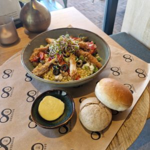 Couscoussalade met krokante kip en feta