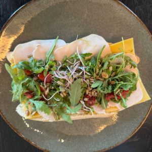 Broodje oude kaas met kipfilet