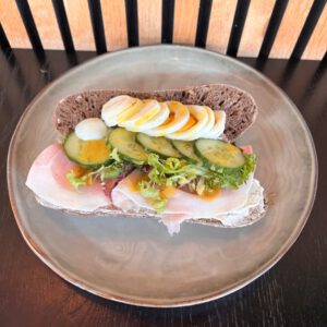 Broodje bieslookroomkaas-boerenham-mosterddillesaus