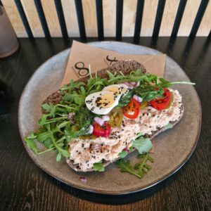 Broodje pittige tonijnsalade