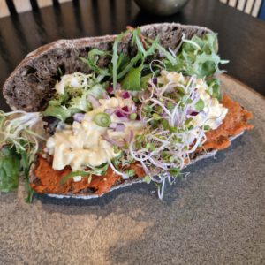 Broodje filet americain met eiersalade