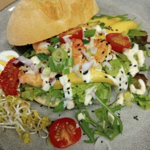 Broodje gemarineerde gamba's-chilimayonaise