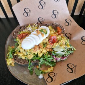 Broodje gerookte kip-prei salade