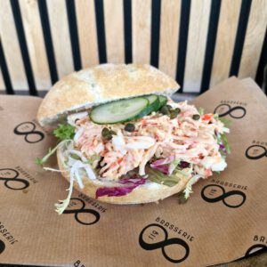 Broodje krab-surimi salade, cocktailsaus, sla, ei, kappertjes en komkommer
