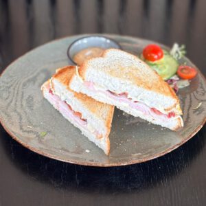 Tosti bij8 met jamballasaus