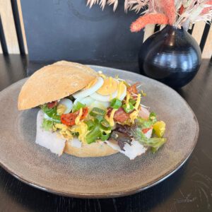 Broodje kipfilet met eiersalade