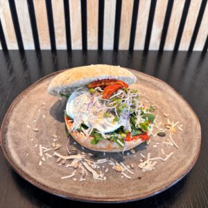 Filet americain met ei, Parmezaanse kaas, truffelmayonaise en rucola