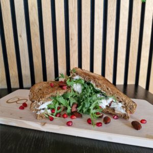 Tosti geitenkaas, granaatappelpitjes, pittige honing, geroosterde amandelen, rucola