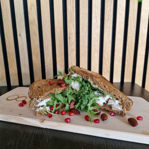 Tosti geitenkaas, granaatappelpitjes, pittige honing, geroosterde amandelen, rucola