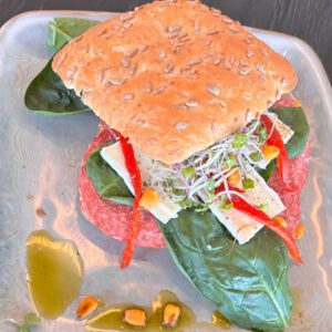 Roombrie, salami, spinazie, gegrilde paprika, geroosterde mais en Italiaanse kruiden