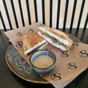 Tosti Old Amsterdam, pastrami, bieslookroomkaas, mosterd en rucola