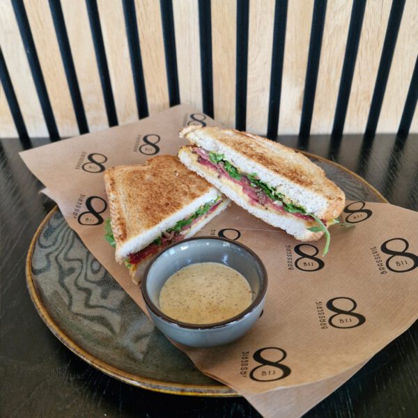 Tosti Old Amsterdam, pastrami, bieslookroomkaas, mosterd en rucola