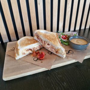 Tosti pulled chicken met rode ui, sweet chili saus, zon tomaatjes en kaas