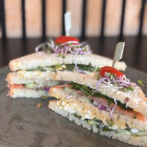 Clubsandwich met 3 mais boterhammen met eiersalade, gerookte zalm, sla, komkommer, rode ui