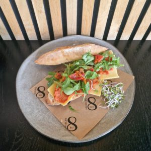 Filet americain, oude kaas, rucola en zongedroogde tomaatjes