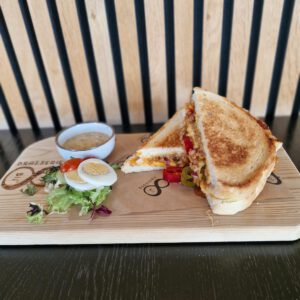 Mexicaanse tosti met gekruid gehakt, cheddarkaas, chilisaus, jalapeno-pepers
